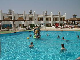 Pyramide dans la piscine